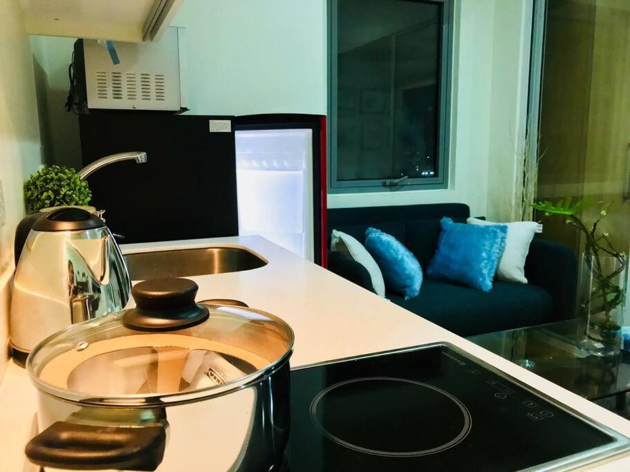 Acqua Private Residence Livingstone Tower Condo Unit With Free Wifi Manila Eksteriør billede