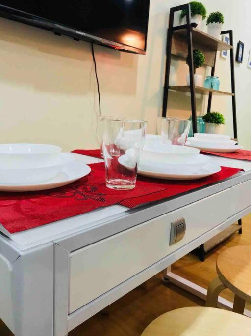 Acqua Private Residence Livingstone Tower Condo Unit With Free Wifi Manila Eksteriør billede